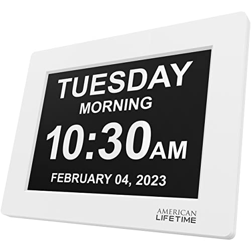 American Lifetime Day Clock - Reloj Digital Grande, Sin Abreviaturas, para Ancianos y Pacientes con Demencia - 5 Opciones de Alarmas y...